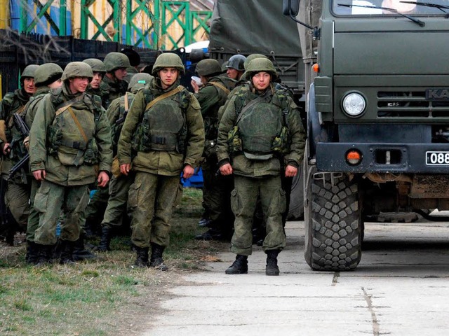 Militrmnner ohne Abzeichen stehen ne...afenstadt Feodosiya im Osten der Krim.  | Foto: AFP