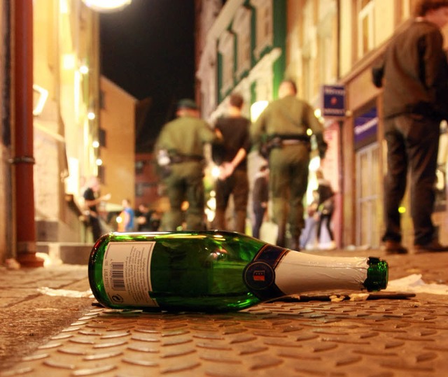 Der kommunale Ordnungsdienst wurde in ...enstadt durch Betrunkene und Feiernde.  | Foto: dpa