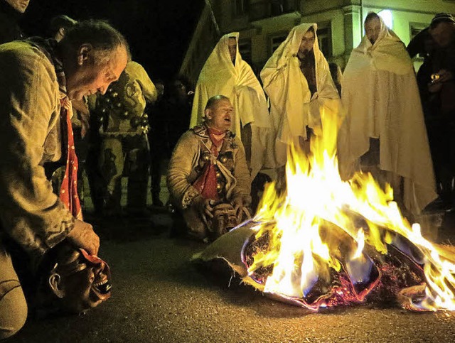 &#8222;Hansele stand uff&#8220;: Der R... 2014 wurde um Mitternacht besiegelt.   | Foto: Schulze