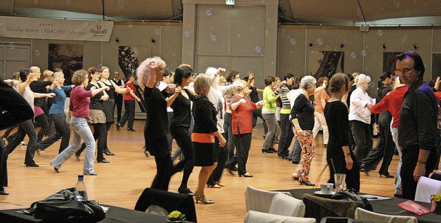 Beim Slow-Fox mssen die Frauen zunch... geht&#8217;s mit Tanzpartner weiter.   | Foto: theo weber