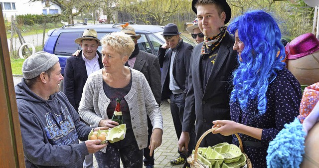 Eier werden gesammelt fr die Scherben beim Scheibenschlagen.   | Foto: julia Gross