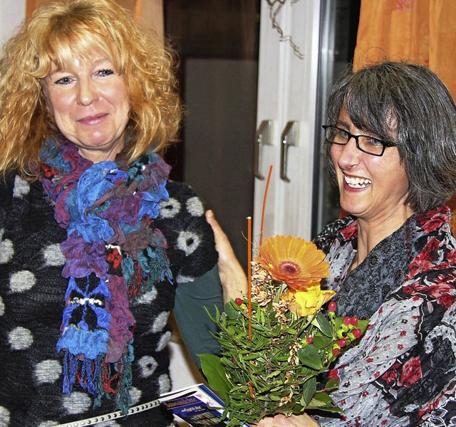 Mitarbeiterin Rosi Thelen (rechts) dan...nz-Betreuungsgruppen fr ihre Arbeit.   | Foto: horst david