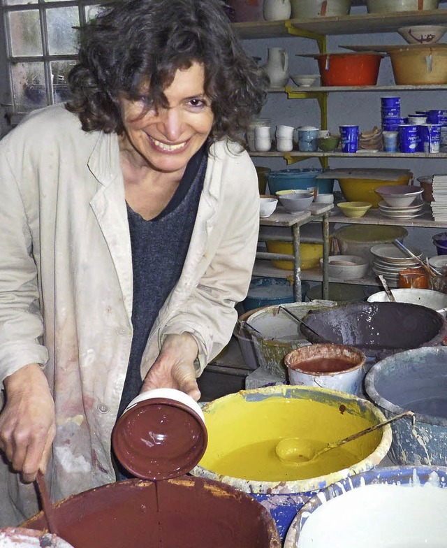 Die Kanderner Keramikerin Beatrix Stur...asieren ihrer vorgebrannten Arbeiten.   | Foto: ingrid Jennert