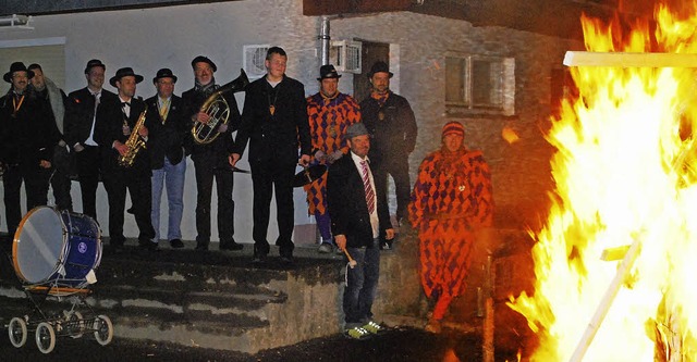 Da brennt sie, die Hausener Fasnacht.   | Foto: Edgar Steinfelder