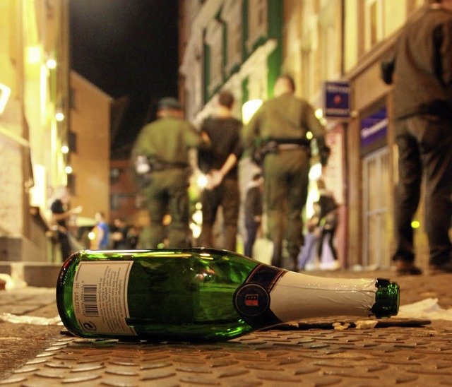 Wo zu viel Alkohol im Spiel ist, hat die Polizei meist viel zu tun.   | Foto: dpa