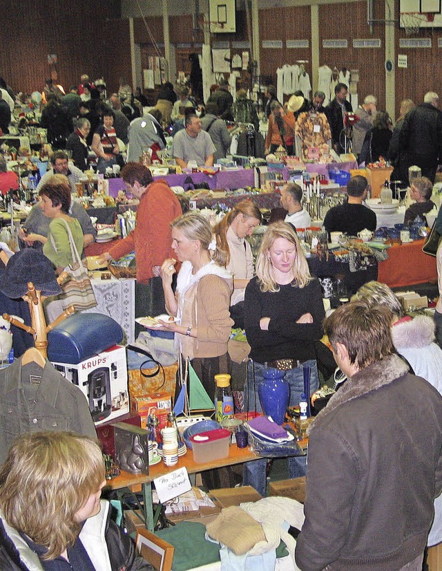 Der Flohmarkt des Sngerbunds stt im...zeigt die Veranstaltung im Jahr 2006.   | Foto: archivfoto: JUTTA SCHTZ