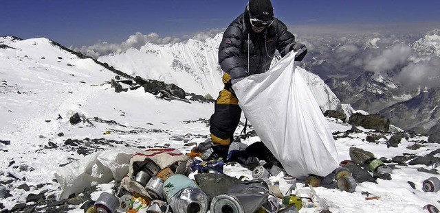 Dosen, Sauerstoff-Flaschen,  Kocher, Seile &#8211; Mll auf dem Everest   | Foto: dpa