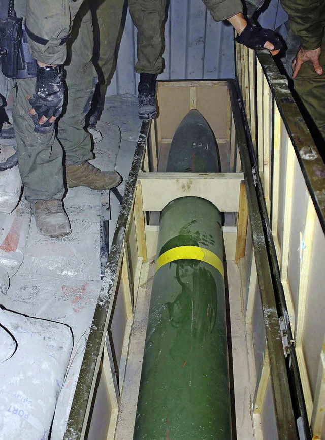 Israels Militr prsentiert eine  beschlagnahmte Rakete.   | Foto: DPA