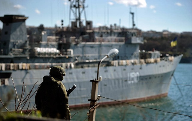 Ein russisches Kriegsschiff liegt in Sewastopol vor Anker.  | Foto: AFP