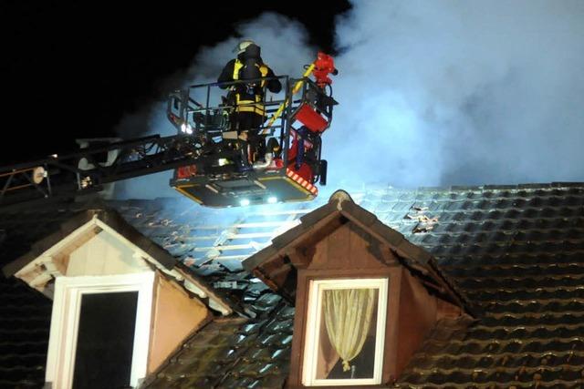 Feuer in Dachstuhl richtet 100.000 Euro Schaden an