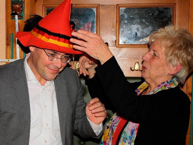 Die SPD-Fraktionsvorsitzende Karin Kai...r Friedrich den Gustav-Struve-Hut auf.  | Foto: Barbara Schmidt