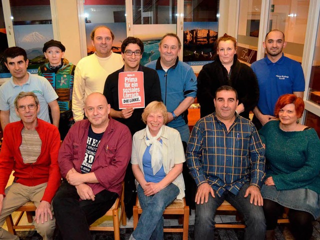 Kandidaten der Linken in Lrrach: u.a....o di Prima Spitzenkandidat mit Plakat   | Foto: Nikolaus Trenz