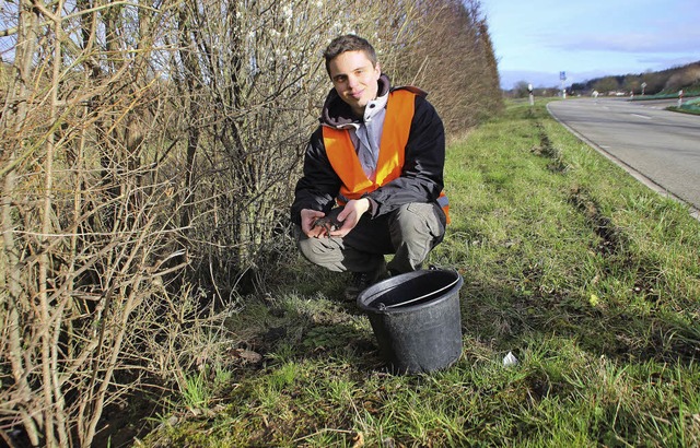 Timo Mller, der bei der BUND-Ortsgrup... von Krten und Frschen beschftigt.   | Foto: Erika Sieberts