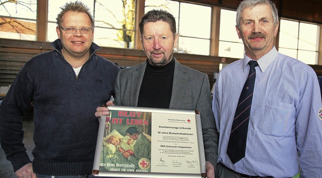 Bernhard Matzat, Hans-Peter Rei  und ...be der Urkunde des Blutspendendienstes  | Foto: sandra decoux-kone