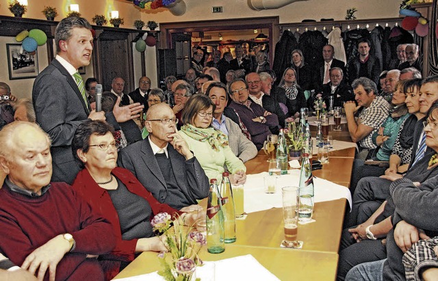 Beistand vom vor ihm sitzenden Pfarrer... berfllten Saal schnell berzeugen.   | Foto: Gnter Vollmer