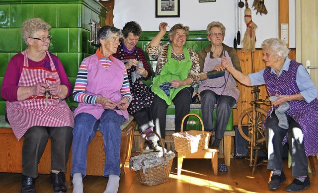 Irmgard Rohrer, Annemarie Burger, Mari...tha Knpfle beim Kunkle in Rtenbach.   | Foto: Liane Schilling