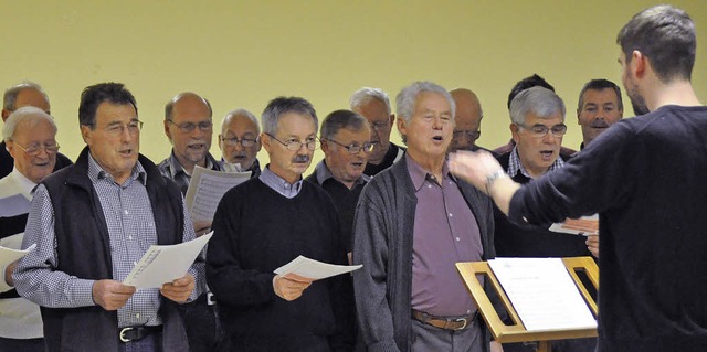 Der Eintracht-Chor singt: Um aber jng...e, findet Dirigent Hendrik Schwarzer.   | Foto: Julius Steckmeister