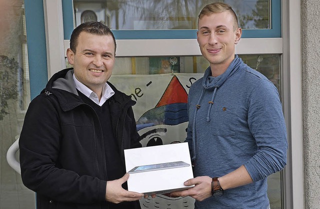 Preisbergabe: BZ-Regionalverlagsleite...en Gewinn &#8211; ein neues iPad Air.   | Foto: Khnemund