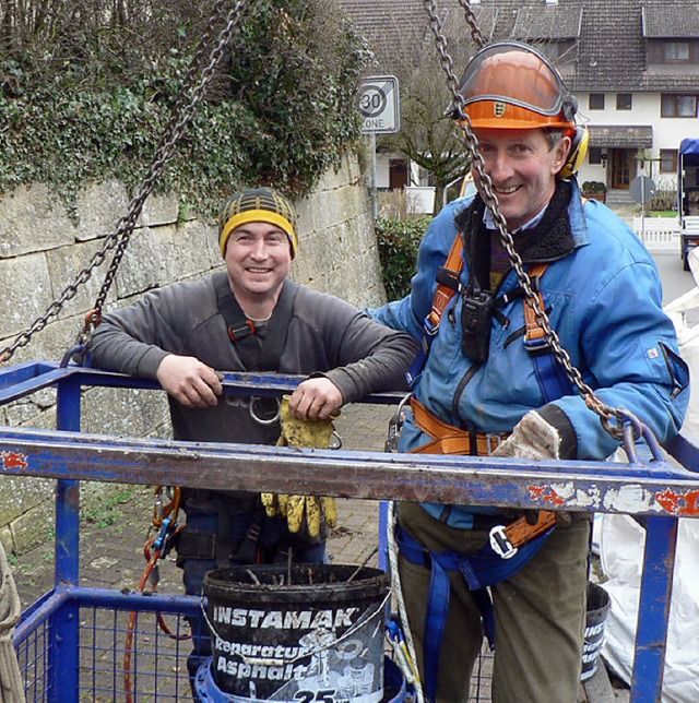 Helmut Grlin und Ronni Blatz suberten das Mappacher Storchennest.   | Foto: Eckard