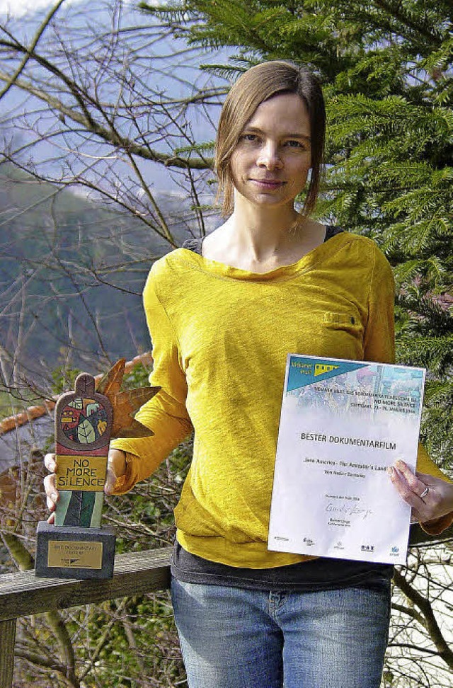 Die Regisseurin Nadine Zacharias mit ihrem Filmpreis.   | Foto: privat