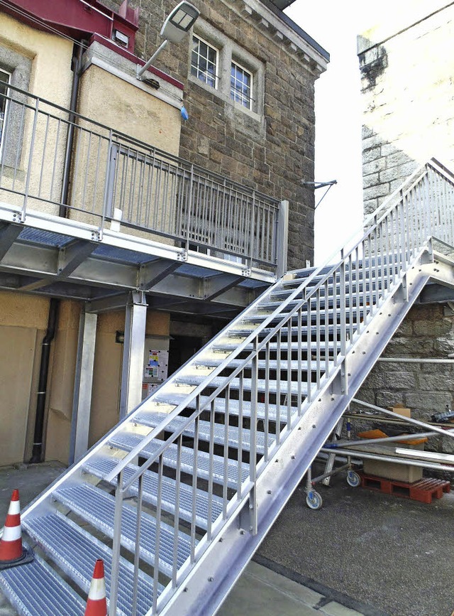 Die neuen Treppen am Kraftwerk sind fa...; bis auf ein Gelnder und einen Lift.  | Foto: M. Gottstein
