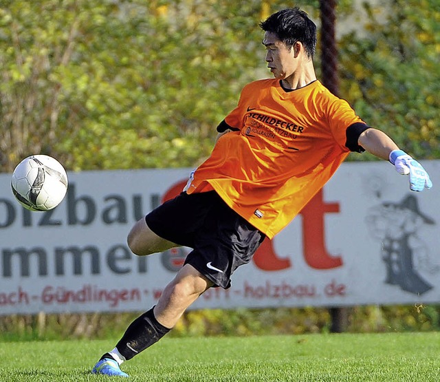 Im Nachholspiel der Landesliga mit dem...rt: der japanische Keeper Kenta Horie   | Foto: Keller