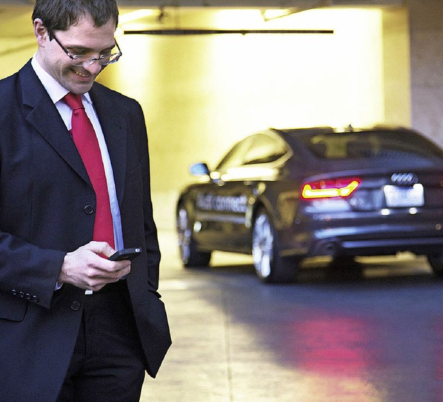Ein Blick aufs Handy, whrend das Auto...eitet an einem neuen Parkassistenten.   | Foto: audi