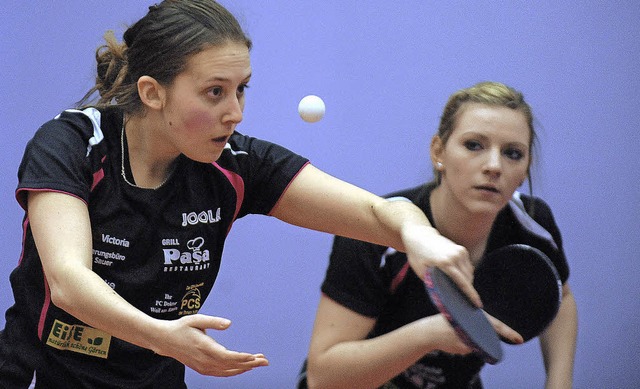 Ball und Titel im Blick: Laura Schrrer (links) und Dajana Kovac vom ESV Weil   | Foto: Meinrad Schn