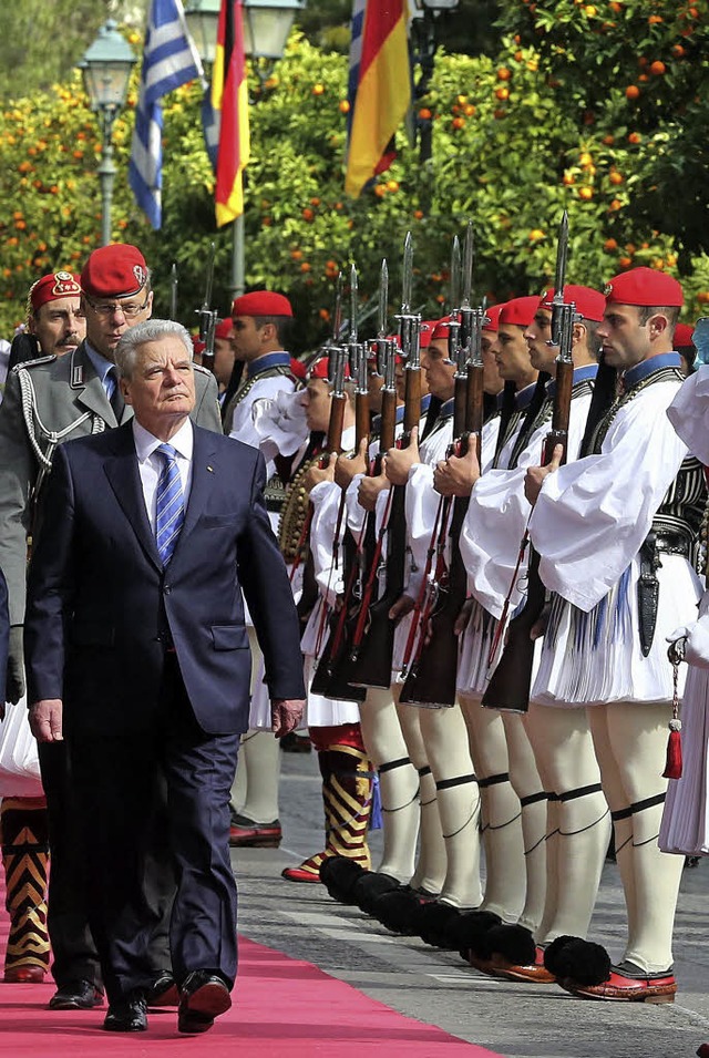 Joachim Gauck wird mit militrischen Ehren empfangen.   | Foto: DPA