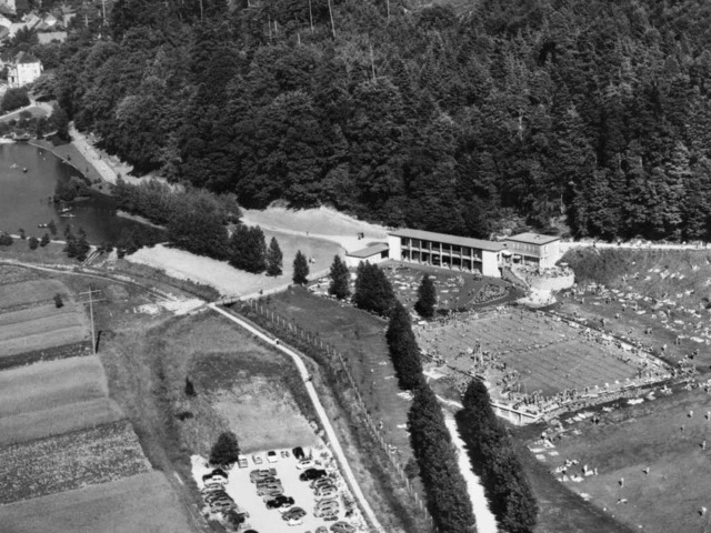 Das Waldkircher Schwimmbad am Stadtrai... der 1960er Jahre auf einer Postkarte.  | Foto: Archiv Florian cker