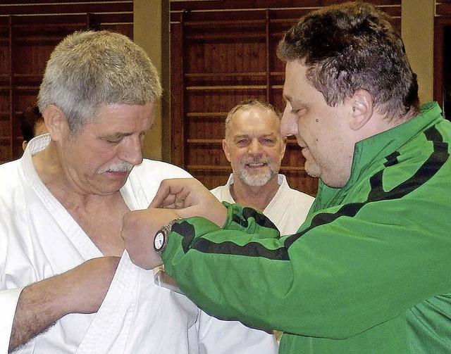 Hermann Jung (rechts) steckt Reinhard ...ennadel ans Revers.                     | Foto: Reiner Beschorner