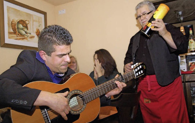 Gitarrist Cristofe Magaa und Wirt Emi...musizieren in &#8222;La Bodega&#8220;   | Foto: Frank Kiefer