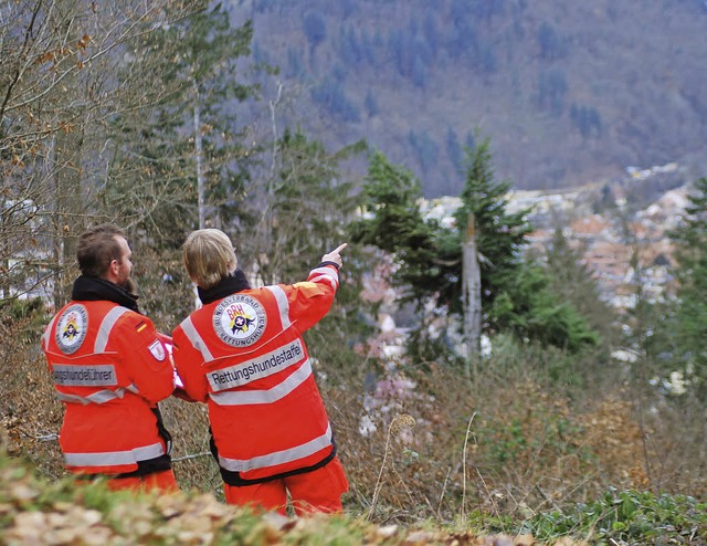 Orientierung im Gelnde mit GPRS-Gert.... Rettungshundefhrer bei ihrer bung.  | Foto: Rettungshundestaffel