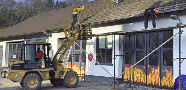 Werkhofmitarbeiter rumten gestern run...tzten Jahres schwer beschdigt worden.  | Foto: Markus Maier