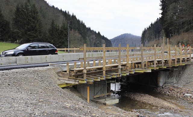 Derzeit ist die Klosterbachbrcke zwis...e Bauarbeiten weitergehen, ist offen.   | Foto: Sina Gesell