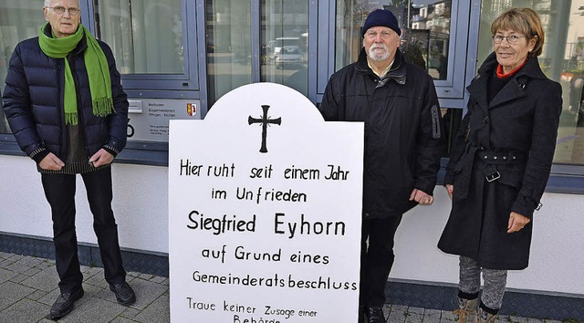 Hermann Mouttet (Mitte) protestierte g...Vorgehen der Gemeinde im Urnenstreit.   | Foto: schopferer