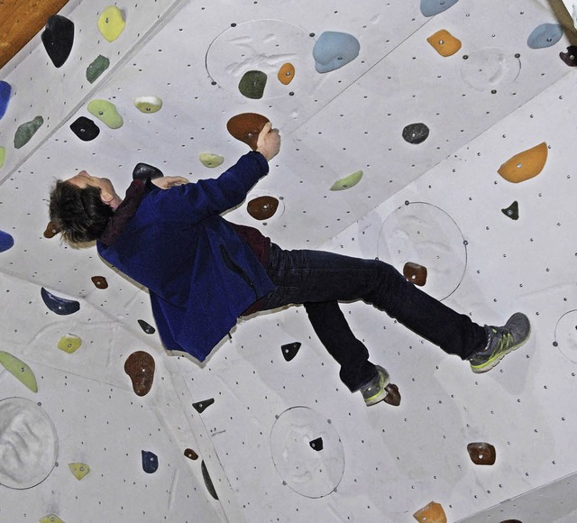 Der Fachmann Simon Kalin aus Wehr zeigt, wie Bouldern geht.  | Foto: Leony Stabla