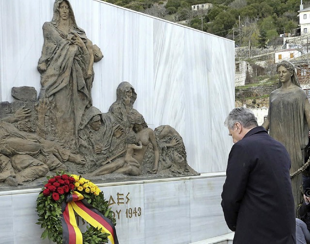 Der Bundesprsident am Mahnmal fr die... eines Massakers durch die Deutschen.   | Foto: DPA