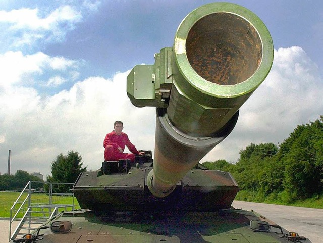 Die Mnchner Staatsanwaltschaft prft ...zers Leopard 2, den unser Bild zeigt.   | Foto: dpa