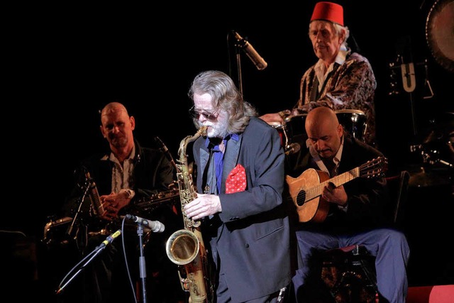 Helge Schneider als Pretty Joe auf der Bhne im Freiburger Konzerthaus  | Foto: Patrik Mller