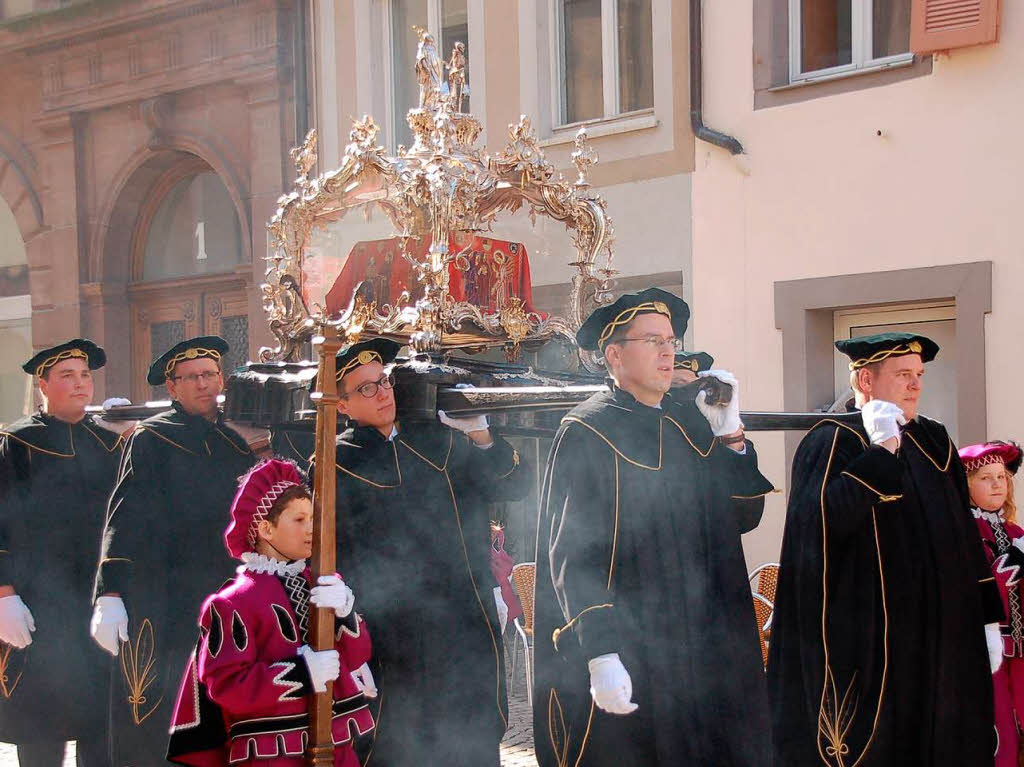 Hunderte sumten am Sonntag bei herrlichstem Frhlingswetter die Straen von Bad Sckingen zur Fridolinsprozession.