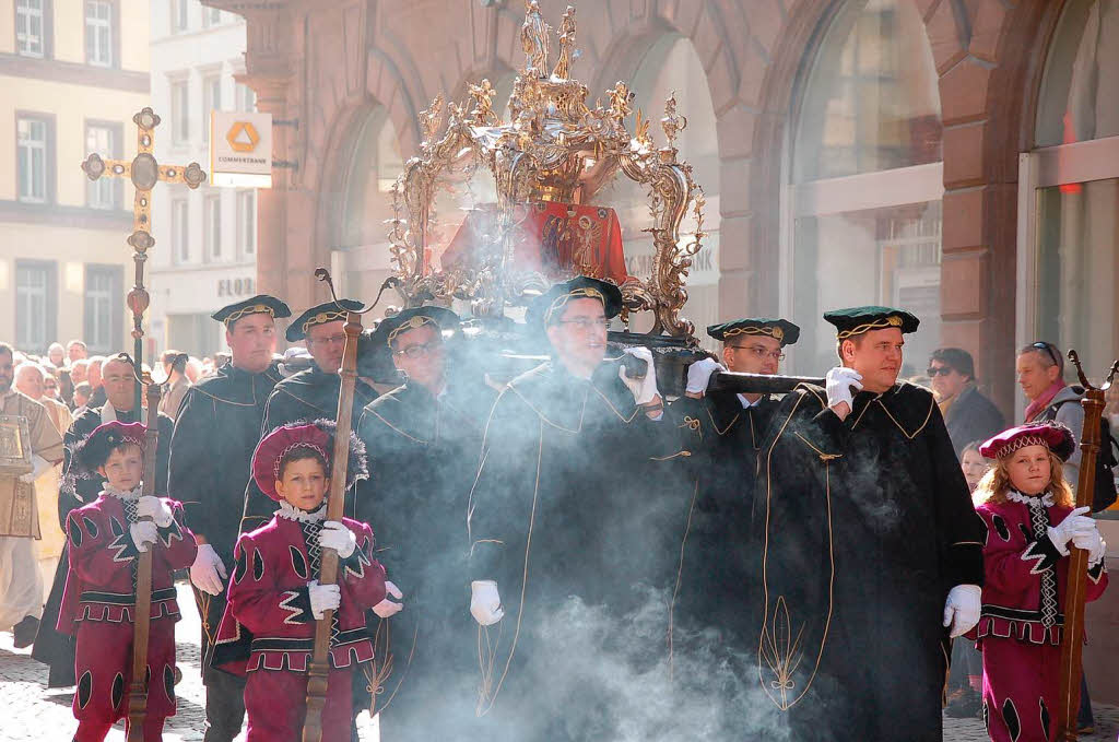 Hunderte sumten am Sonntag bei herrlichstem Frhlingswetter die Straen von Bad Sckingen zur Fridolinsprozession.