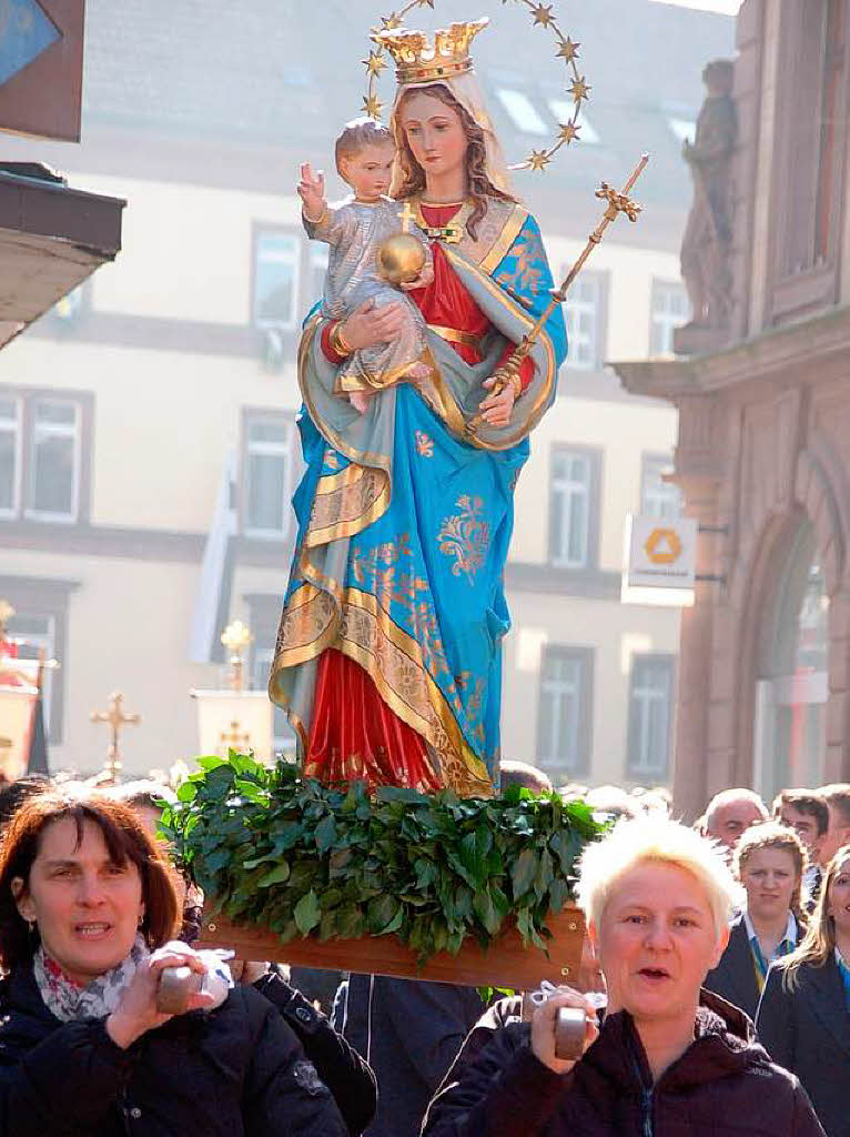 Hunderte sumten am Sonntag bei herrlichstem Frhlingswetter die Straen von Bad Sckingen zur Fridolinsprozession.