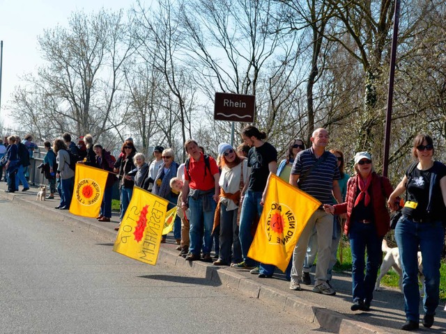 Hunderte von Menschen protestierten am Rhein gegen die Atomkraft.  | Foto: Hans-Jochen Voigt