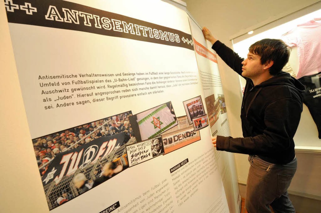 Die Ausstellung &#8222;Tatort Stadion&...rd am Montagabend in der VHS erffnet.  | Foto: Rita Eggstein