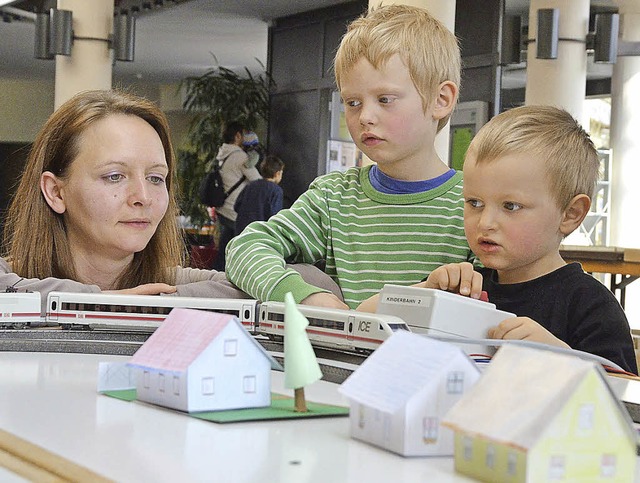 Frh bt sich:  Modellbahnnachwuchs be...steuern an der Kinderbahn im Kurhaus.   | Foto: SUSANNE MLLER