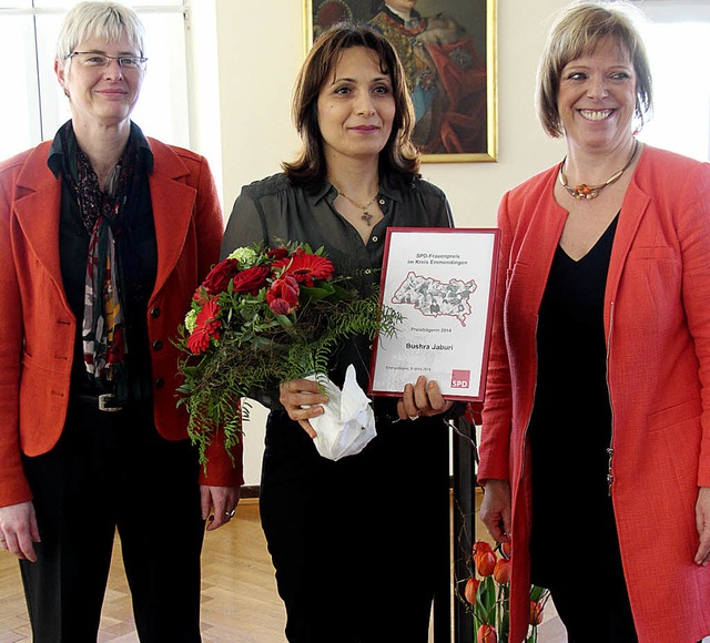 Susanne Trndle (links) von der Arbeit...enpreis an die Irakerin Bushra Jaburi.  | Foto: Gerda Oswald