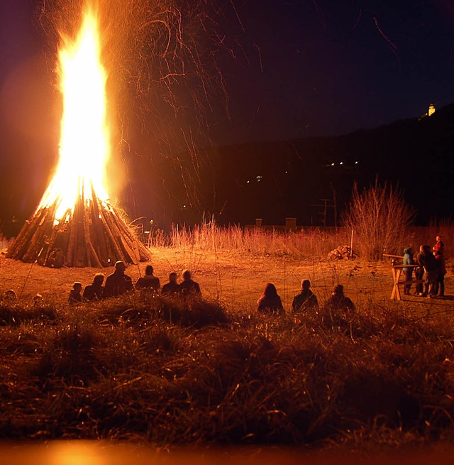 Das Fasnachtsfeuer der &#8222;16 Zche...enhalde in den Sthlinger Nachthimmel.  | Foto: Jutta Binner-Schwarz