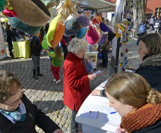 Sorgenpppchen und viele Infos gab&#82... Helferinnen von &#8222;Amica&#8220;.   | Foto: Michael Bamberger