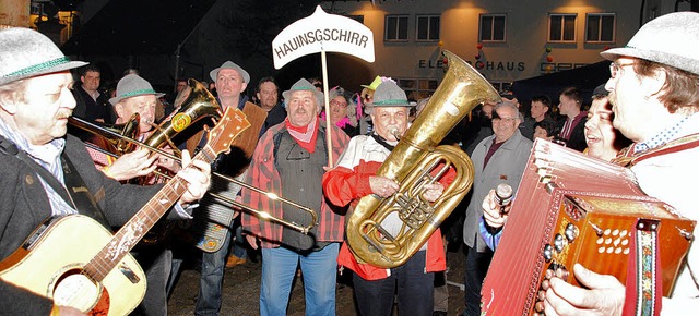 Musik unterm Narrenbaum: Die Mitgliede...s Gschirr&#8220; spielten munter auf.   | Foto: Sedlak